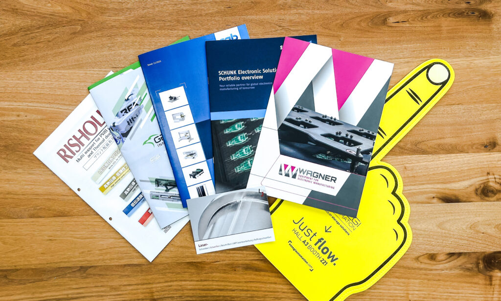 ドイツのミュンヘンで行われた世界最大規模の国際電子部品製造機器専門見本市『productronica 2025』にて配布された出展企業のパンフレット